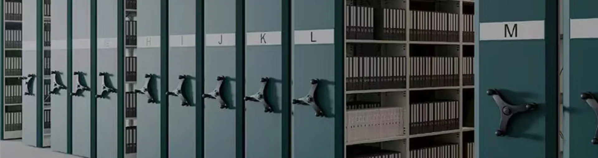 أرفف ورفوف تخزين معدنية